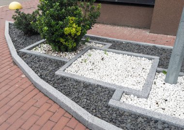 Bahçede yürüyüş yolu olan kaya zemin. Yüksek kalite fotoğraf