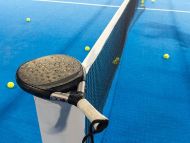 Mavi raket kortunda raket ve toplar. Yüksek kalite fotoğraf