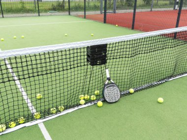  Profesyonel raket ve kort arka planında doğal ışıklandırma. Yatay spor temalı poster, tebrik kartları, başlıklar, web sitesi ve uygulama. Yüksek kalite fotoğraf