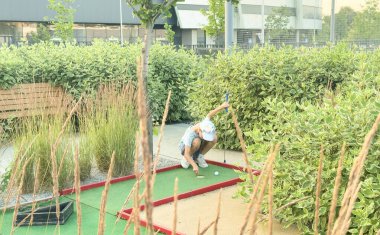 Genç kızlar sahada mini golf oynarlar. - Evet. Yüksek kalite fotoğraf