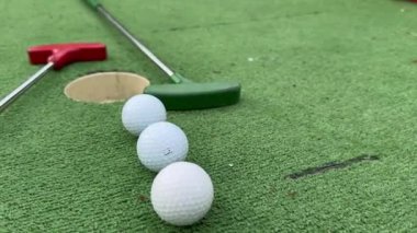 Mini golf, renkli golf sopaları, toplar. Yüksek kalite 4k görüntü