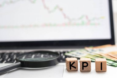 Tahta bloklarla iş kavramı. Grafik arkaplanındaki KPI 'ye mesaj at. Yüksek kalite fotoğraf