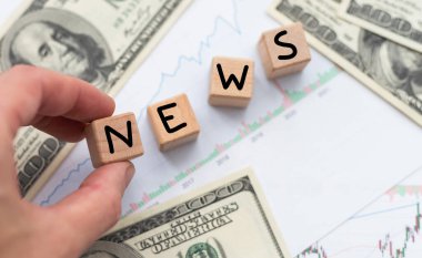 Haber bülteni olan tahta küpteki gözlükler gazeteye konmuştu. Yüksek kalite fotoğraf