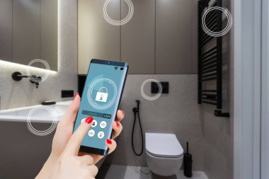 Telefon ile app akıllı ev perde Oda evde tutan eller.