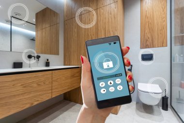 Akıllı ev, ev otomasyonu, uygulama simgeli aygıt. Kadın akıllı telefonunu akıllı güvenlik uygulaması ile evinin kapısını açmak için kullanıyor.
