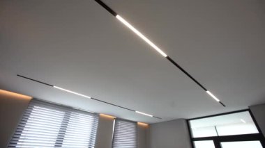 Gizli LED aydınlatmalı esnek bir tavan parçası. Yüksek kalite fotoğraf