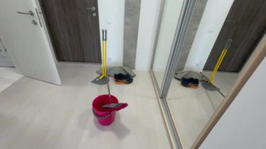 Paspas duvara dayanıyor ve üretim tesislerinin yerleri temizleniyor. Ev işleri ve sıhhi tesislerin hijyeni. Yüksek kalite fotoğraf