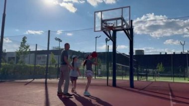 Baba ve genç kızlar sarayda basketbol oynuyorlar. Yüksek kalite fotoğraf