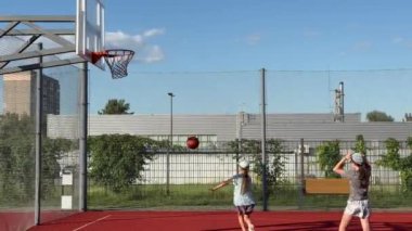 Çocuklar ve spor. Çocuk parkında basketbol oynayan genç bir kız. Yüksek kalite fotoğraf