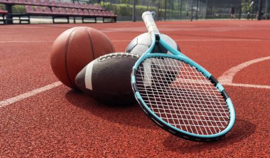 Amerikan futbolu, futbol topu, tenis raketi, tenis topu ve basketbol da dahil olmak üzere çeşitli spor malzemeleri. Yüksek kalite fotoğraf