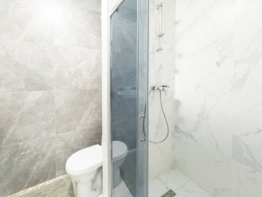Cam duş kabini olan tuvalet, kiralık tatil dairesinde beyaz porselen lavabo. Yüksek kalite fotoğraf