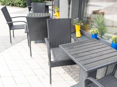 Yerel bir restoranda boş sandalyeli boş bir masayı kapat. Yüksek kalite fotoğraf