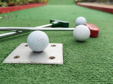 Mini golf, renkli golf sopaları, toplar. Yüksek kalite fotoğraf