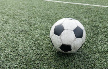 Siyah beyaz futbol ve futbol sahada. Yatay spor temalı poster, tebrik kartları, başlıklar, web sitesi ve uygulama. Yüksek kalite fotoğraf