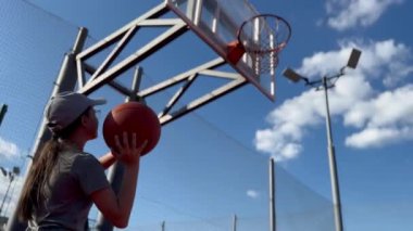 Sokak Basketbol Ligi 'nde kızlar sokak basketbolu oynuyor. Yüksek kalite fotoğraf
