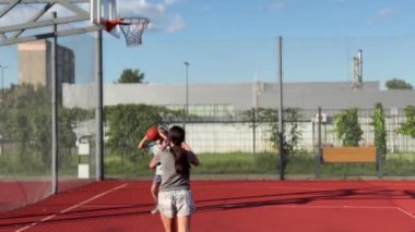 Sokak Basketbol Ligi 'nde kızlar sokak basketbolu oynuyor. Yüksek kalite fotoğraf