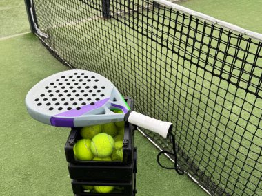 Padel raket ve topun arka planında suni çimen zemininde açık alanda. Üst Manzara. Yüksek kalite fotoğraf