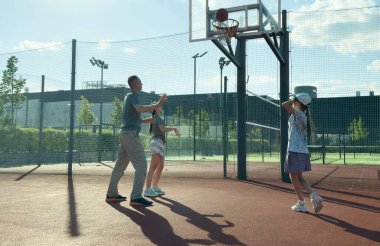 Basketbol antrenörü bir çocuğa nasıl basketbol oynanacağını gösteriyor. Koç bir çocuğu eğitiyor. Yüksek kalite fotoğraf