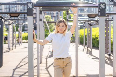 Beyaz tişörtlü, sarışın, sportif bir kadın. Model-up. Yüksek kalite fotoğraf