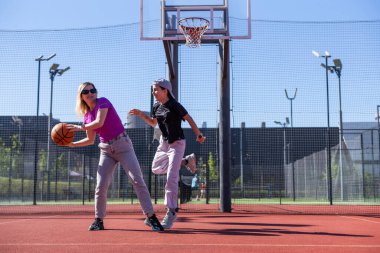 Anne ve kızı basketbol oynuyor. Yüksek kalite fotoğraf