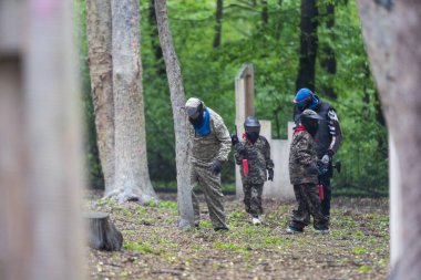Çocuklar ormanda paintball oynuyor. Yüksek kalite fotoğraf