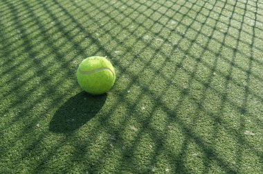  Tenis topunun arka gölgesi tenis kortunda arka plan için iyidir. Yüksek kalite fotoğraf