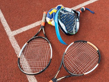 Kırık tenis ve padel raketler. Yüksek kalite fotoğraf