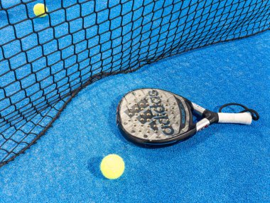 Kyiv, Ukrayna, 27 Mayıs 2024 raket sporu raket sahası, top, raket adidas. Yüksek kalite fotoğraf