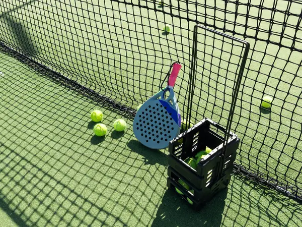 Üzerinde çok sayıda sarı padel tenis topu olan metal sepet. Yüksek kalite fotoğraf