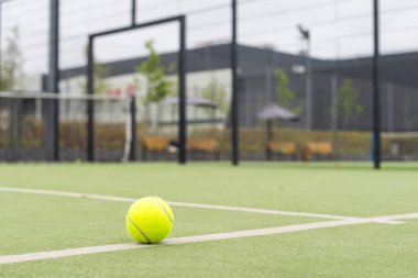 Sahada bir tenis topu resmi. Yüksek kalite fotoğraf