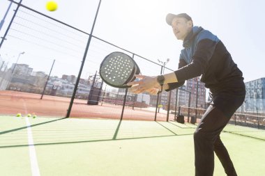 Açık sahada oynayan Avrupalı bir tenisçinin portresi. Yüksek kalite fotoğraf