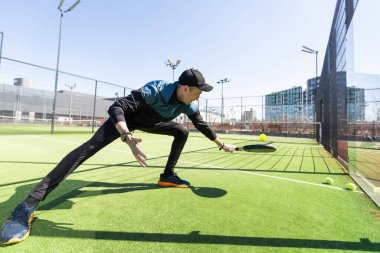Raket tenisçisi, mahkemede eşiyle antrenman yapıyor. Yüksek kalite fotoğraf