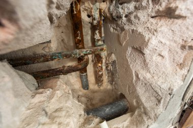 Eski bir evdeki su hasarlı duvar. İç kısımda su hasarı var. Duvar yıkıldı. Çatı çatladı ve paslı çelik parmaklığı ortaya çıkardı. Yüksek kalite fotoğraf