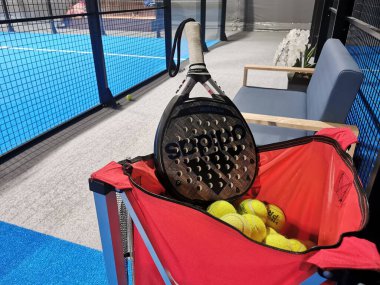  Ukrayna, Kyiv, Mayıs 05, 2024 bir maçtan sonra raket tenis kortu. Yüksek kalite fotoğraf