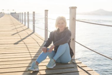 Havada yüzen dubadaki seksi bir kadın lüks bir otele doğru gidiyor. Yaşam tarzı ve eğlence.