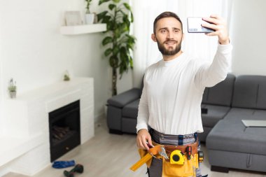 İyi günler ruh inşa Oluşturucusu inşaat Oluşturucu mühendis işçi tamirci kavramı. Neşeli mutlu yakışıklı dişlek sakallı adam olun selfie akıllı telefon almak gülen in fotoğraf portre kadar kapatın