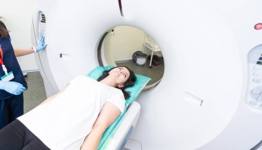 Bilgisayarlı tomografi tarayıcısındaki hastayı ameliyat hazırlıkları sırasında gözden kaçıran CT tarama teknolojisi uzmanı. Kadın hasta tomografiye giriyor.