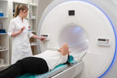 Modern hastane laboratuvarında tıbbi tomografi ya da MRI taraması. Radyografi bölümünün içi. Beyaz odada teknolojik olarak gelişmiş ekipmanlar var. Manyetik rezonans tanılama makinesi.