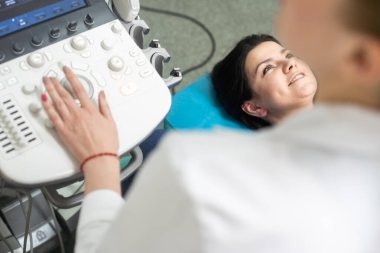 Doktor ve hasta. Ultrason cihazları. Teşhisler. Sonografi