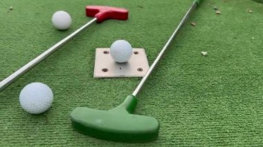 Yapay çimlerin üzerinde mini golf topu. Yaz sezonu maçı. Yüksek kalite 4k görüntü