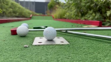 Mini golf, renkli golf sopaları, toplar. Yüksek kalite 4k görüntü