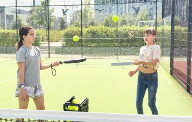 İki genç kız Padel oynuyor. Yüksek kalite fotoğraf