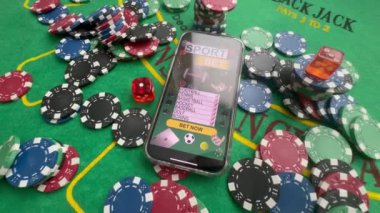 Yeşil masanın üzerinde poker çipleri olan online kumarhane akıllı telefonu. Yüksek kalite fotoğraf