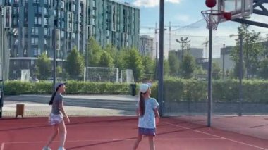 Sokak Basketbol Ligi 'nde kızlar sokak basketbolu oynuyor. Yüksek kalite fotoğraf