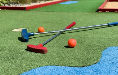 Golf sopası ve top yeşil çimlere yakın. Yüksek kalite fotoğraf