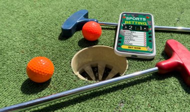 Yeşil çimenlikteki golf aletleri. Akıllı telefondan mini golf bahisleri. Yüksek kalite fotoğraf
