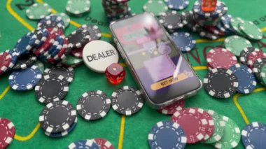 Yeşil masanın üzerinde poker çipleri olan online kumarhane akıllı telefonu. Yüksek kalite fotoğraf