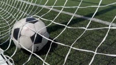 Yeşil çim tarlasıyla gol ağındaki futbol topu. Spor konsepti için. Yüksek kalite fotoğraf