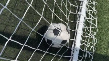 Yeşil çim tarlasıyla gol ağındaki futbol topu. Spor konsepti için. Yüksek kalite fotoğraf