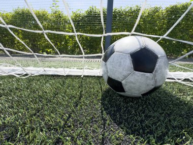 Siyah beyaz futbol ve futbol sahada. Yatay spor temalı poster, tebrik kartları, başlıklar, web sitesi ve uygulama. Yüksek kalite fotoğraf